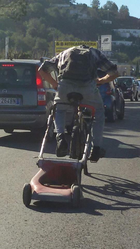 bicicletta con tagliaerba