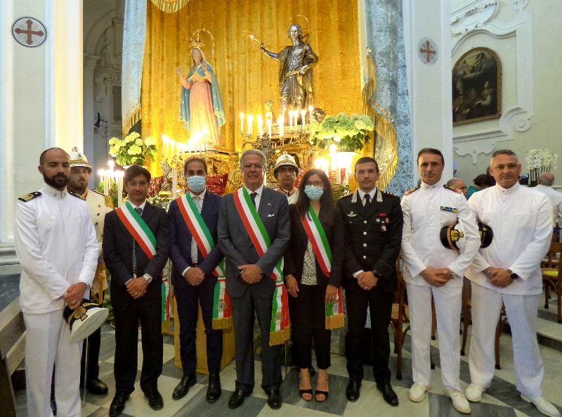 Forio in festa: a San Vito Pontificale del Vescovo Villano e il ritorno  della processione e dello spettacolo di fuochi pirotecnici. E Del Deo  ricorda Don Giuseppe Regine – Il Golfo 24